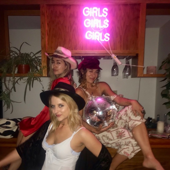 Meet your Posher - Picture 3 of 3